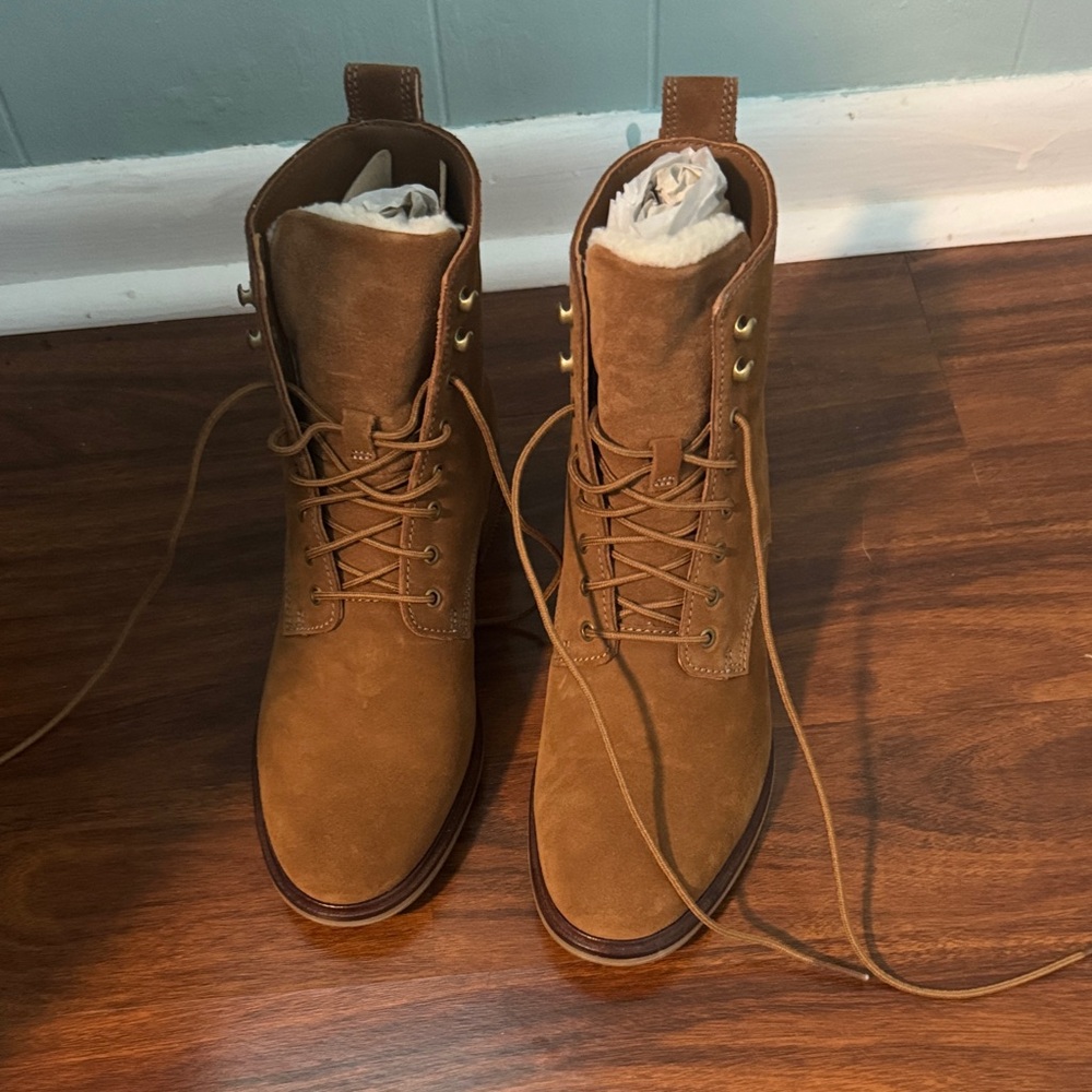 Clarks Tan Lace-Up Boots NWOT